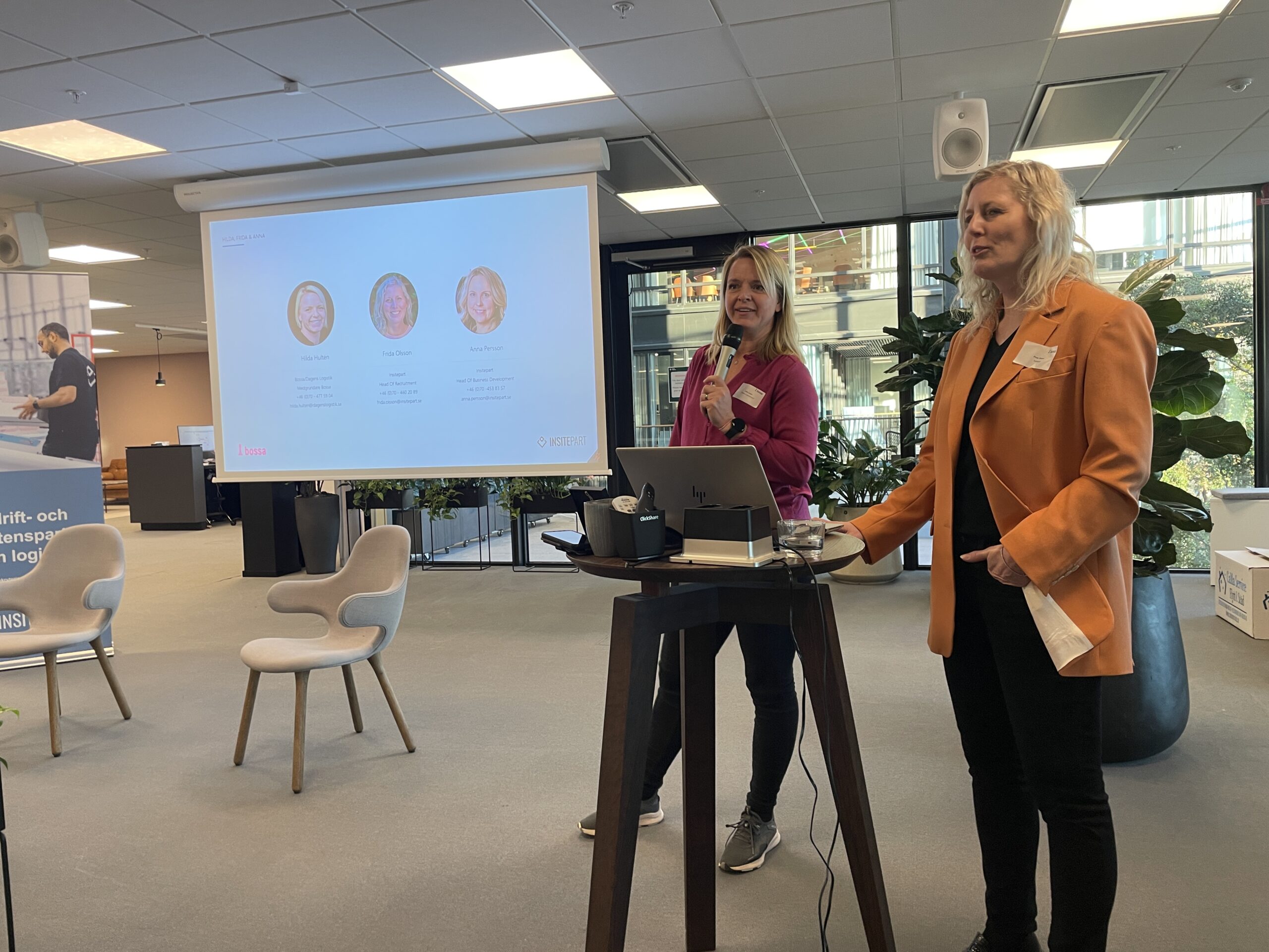 Hilda Hultén och Frida Olsson på mentorsfrukosten i Stockholm 6 feb 2025. Foto Klara Eriksson. 